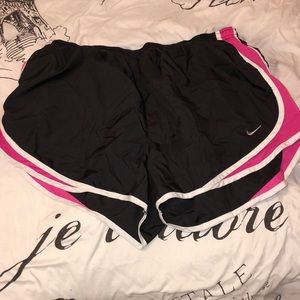 Nike shorts XL black and hot pink